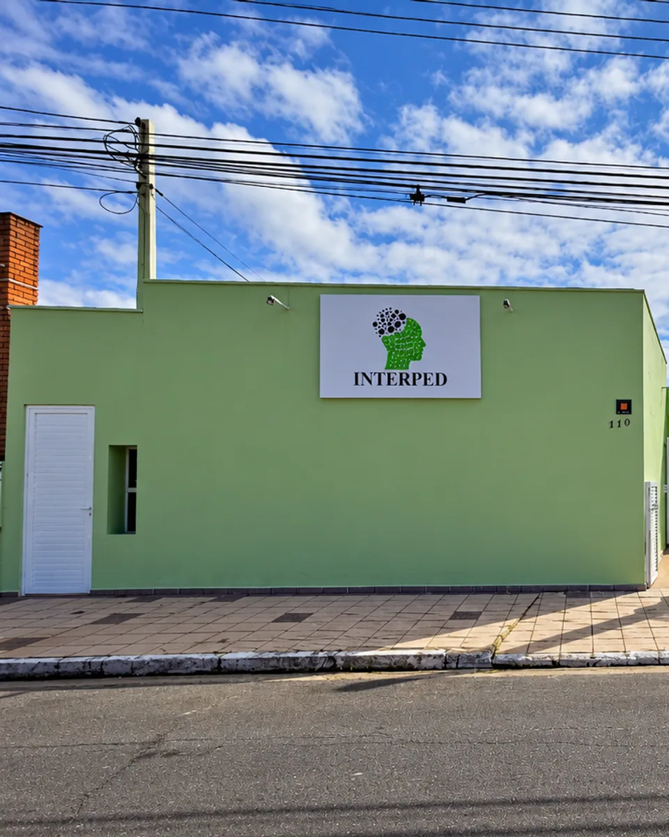 Fachada da Clínica Interped na R. Santos Dumont, 110, no Centro de Peruíbe