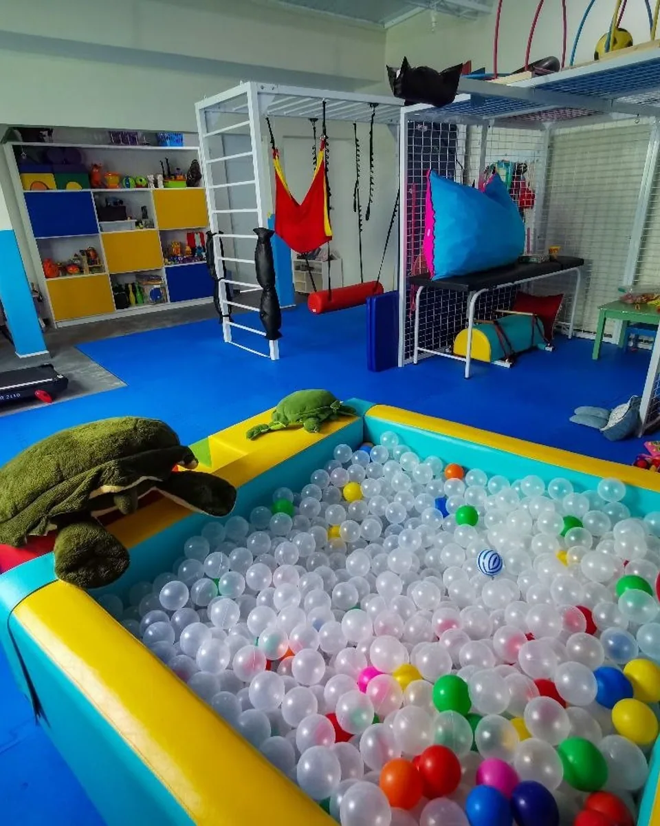 Sala de integração sensorial da Interped com piscina de bolinhas e equipamentos terapêuticos